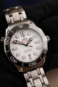 Load image into Gallery viewer, Omega Seamaster Diver 300 M 21030422004001 Box + og. Papiere White Dial
