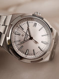 Carica l'immagine nel visualizzatore della galleria, Vacheron Constantin Overseas 4500V/110A-B126 Box + og. Papiere Silver Dial
