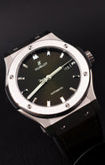 Bild in Galerie-Betrachter laden, Hublot Classic Fusion 542NX8970LR Box + og. Papiere Green Titanium, 42 mm
