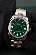 Charger l'image dans la visionneuse de la galerie, Rolex Oyster Perpetual 41 124300 Box + og. Papiere Green Dial, 41mm
