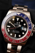 Cargar la imagen en la vista de la galería, Rolex GMT-Master II Whitegold 116719BLRO Box + og. Papiere PEPSI Rolex Service Black Dial Oyster
