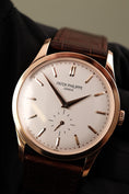 Load image into Gallery viewer, Patek Philippe Calatrava 5196R-001 Box + og. Papiere 18k Rosegold
