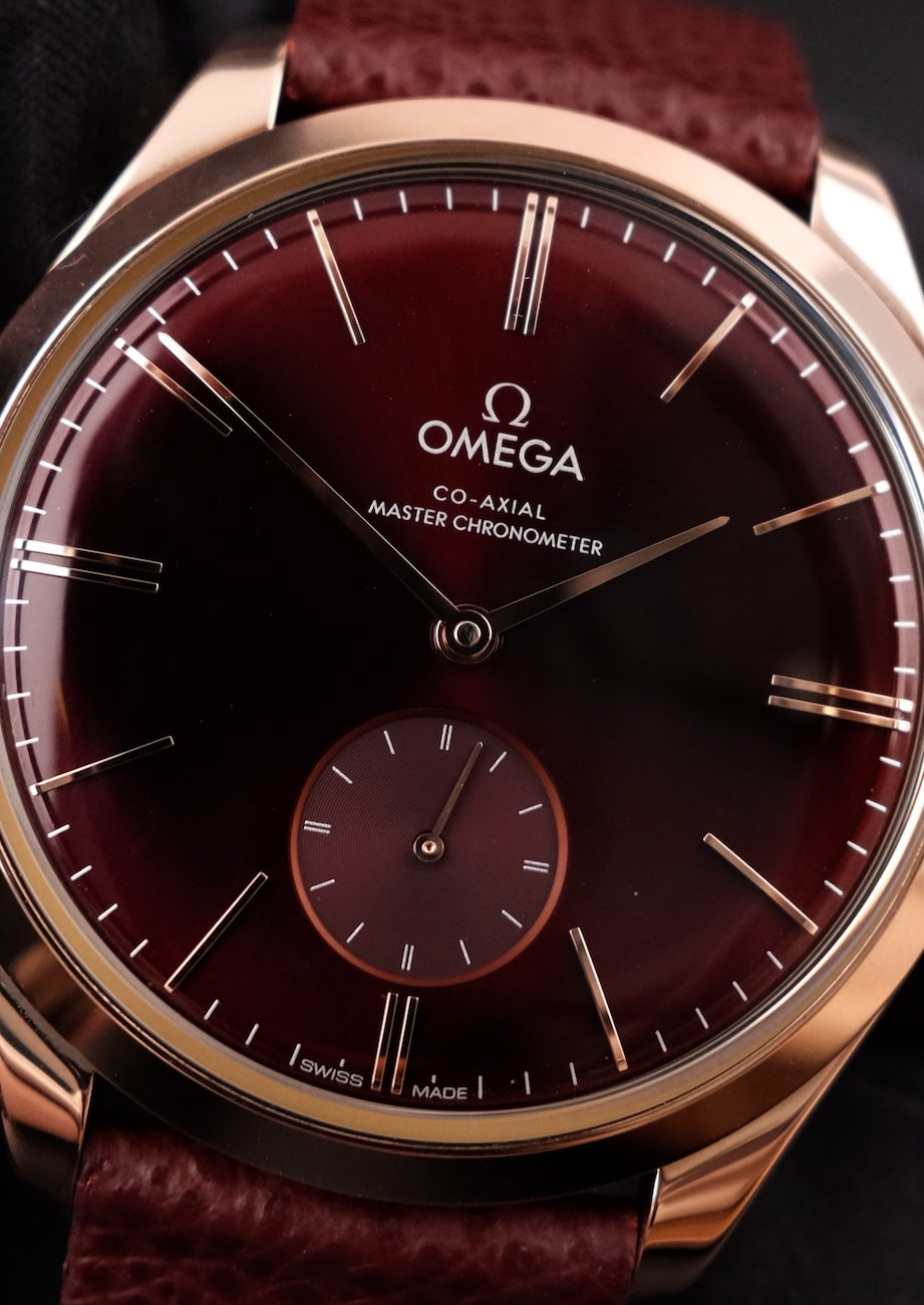 Omega De Ville Trésor 435.53.40.21.11.002 Box + og. Papiere Red Dial 18k Sedna Gold Rose Co-Axial Chronometer 40mm, 99% New