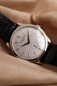 Bild in Galerie-Betrachter laden, Patek Philippe Calatrava 5196G-001 Box + og. Papiere White Gold, Patek Service 2025
