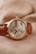 Bild in Galerie-Betrachter laden, Glashütte PanoMaticDate 9001010104 Box + og. Papiere 18K Rose Gold, First Buyer's Invoice, German Delivered, Glashütte Service 2023
