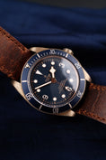 Bild in Galerie-Betrachter laden, Tudor Black Bay Bronze 79250BB Box + og. Papiere Bucherer Edition Blue
