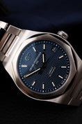 Load image into Gallery viewer, Girard Perregaux Laureato 81010 Box + og. Papiere Blue Dial 42mm
