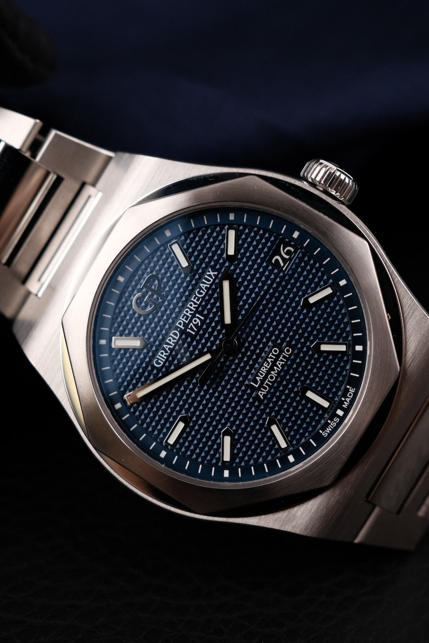 Girard Perregaux Laureato 81010 Box + og. Papiere Blue Dial 42mm